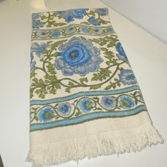 Vintage 1980s Cream Blue Green Floral Towel by Caldwell 40 x 24 in - Picture 8 of 9
